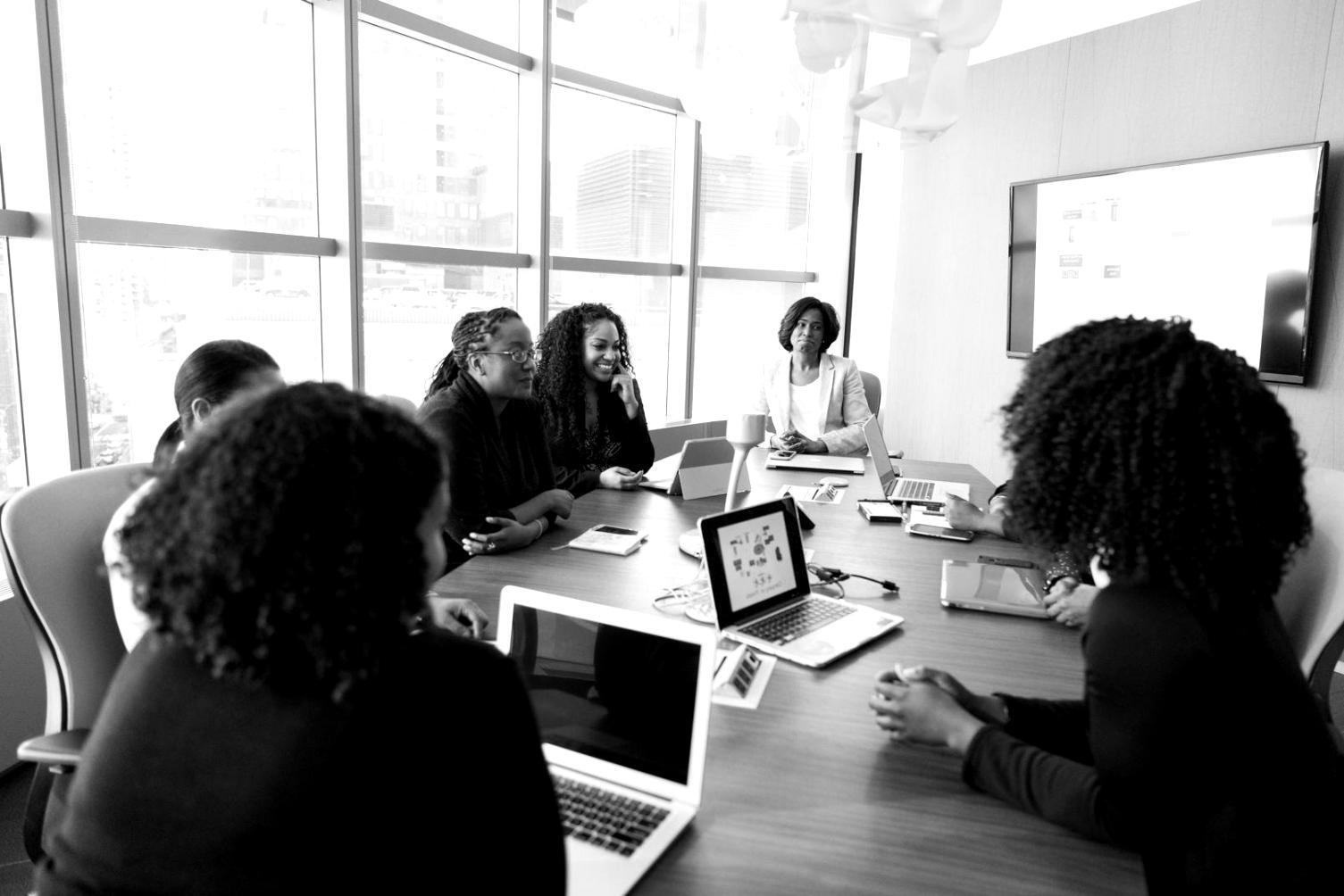 Content-Optimierung Arbeitsplatz mit Notizen und Laptop